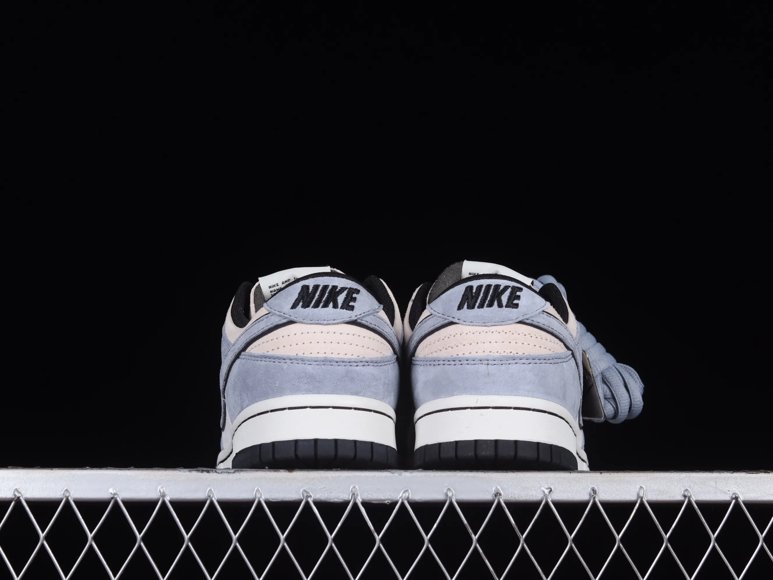 All Categories Nk SB Dunk Series Nk SB Dunk Low Low-top sneakers Otomo Katsuhiro x Nk SB Dunk Low "Steamboy OST" Otomo Katsuhiro co-branded SB low-top sports and leisure sneakers LF0039-026